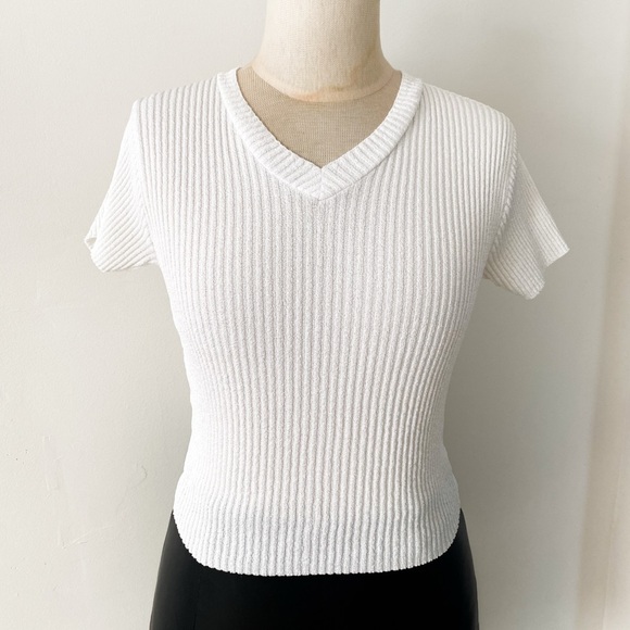 Vintage White Tee - Fashion Avenue Cropped Ribbed Knit V-Neck Top – Size Medium - Picture 2 of 8